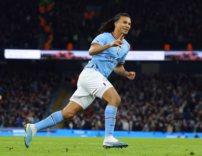 Ake mừng bàn thứ sáu trong 62 trận cho Man City. Ảnh: Reuters