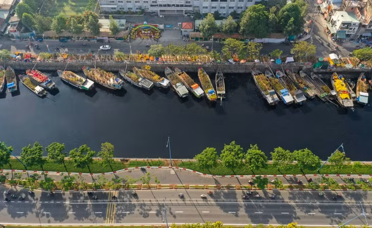 Chợ hoa xuân "Trên bến dưới thuyền" đã trở thành nét đẹp truyền thống, một điểm du xuân quen thuộc của người dân TP trong dịp Tết cổ truyền.