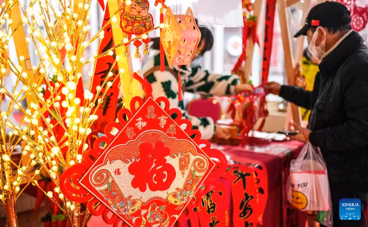 Quầy viết thư pháp bày đồ trang trí trong hội chợ. Ảnh: Tân Hoa xã