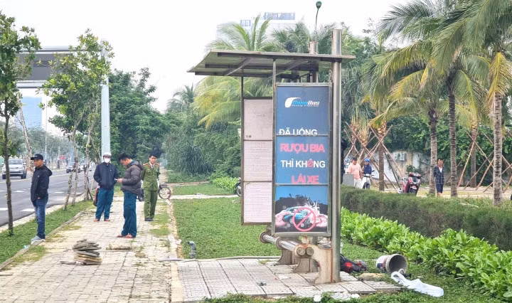 Hiện trường trạm chờ xe buýt, nơi phát hiện người ngoại quốc chết trong tư thế treo cổ.