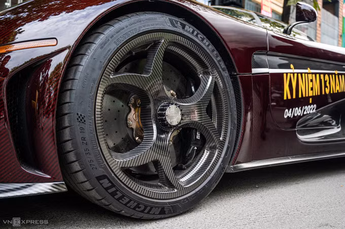 Khóa trung tâm trên la-zăng của Koenigsegg Regera. Ảnh: Minh Quân