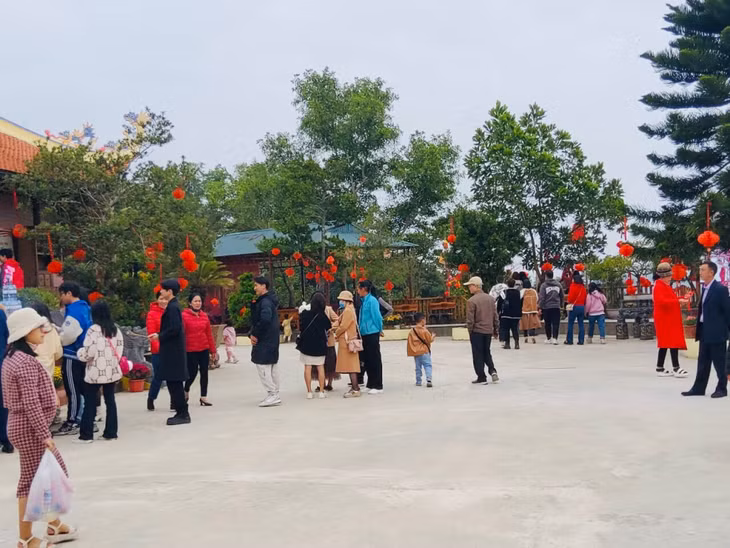 Du khách tới tham quan tại chùa Trúc Lâm (huyện Cô Tô).