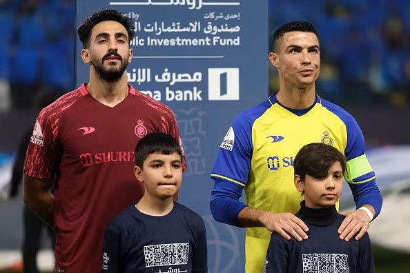 Sau nhiều tuần chờ đợi, người hâm mộ Al Nassr cũng được chứng kiến màn ra mắt của Cristiano Ronaldo. Siêu sao 37 tuổi vừa đến nhưng đã được HLV Rudi Garcia trao băng đội trưởng.
