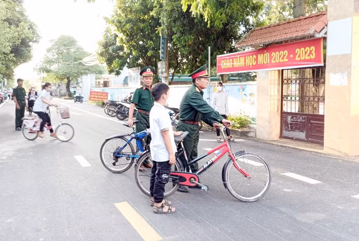 Hội CCB xã Tân Việt hướng dẫn học sinh Trường TH&THCS Tân Việt đến trường đảm bảo ATGT.