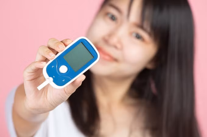 Đo đường huyết giúp kiểm soát tình trạng tăng hoặc hạ, phòng các biến chứng. Ảnh: Freepik