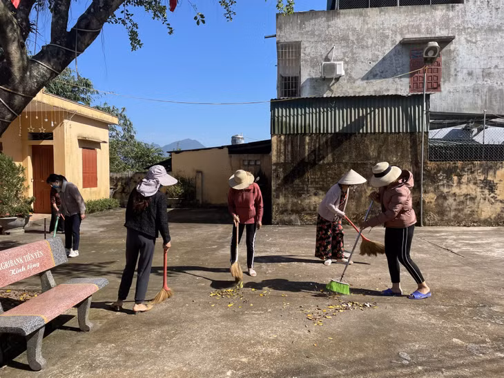 Phụ nữ huyện Tiên Yên dọn vệ sinh nhà văn hóa trong "Ngày chủ nhật xanh".