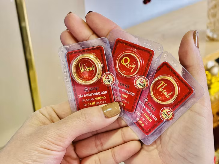 Nhiều người mua vàng trong ngày vía Thần Tài để cầu may, mang lộc đến cho gia đình, cầu mong một năm mới sung túc và an khang, thịnh vượng.