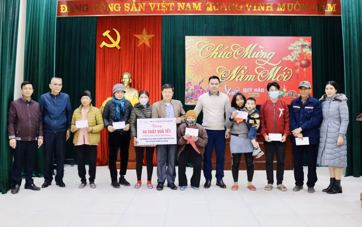 Công ty CP Nhiệt điện Quảng Ninh tặng quà cho các gia đình có hoàn cảnh khó khăn trên địa bàn phường Hà Khánh.