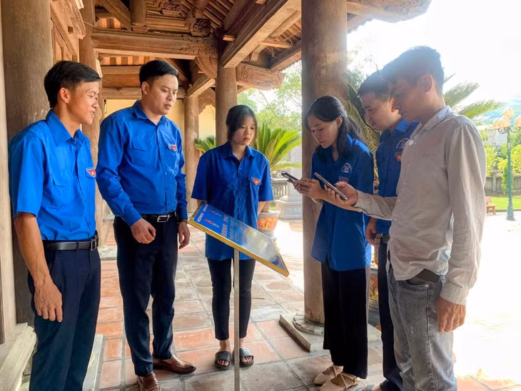 Huyện đoàn Ba Chẽ lắp đặt công trình hướng dẫn tra cứu, tìm hiểu quảng bá du lịch thông qua mã QR-code tại di tích lịch sử Đình Làng Dạ (xã Thanh Lâm).