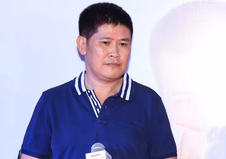 Năm 2012, ông bầu Phước Sang bị doanh nhân Chung Minh đâm đơn kiện đòi nợ gần 5 tỷ đồng, đồng thời tố anh mượn chiếc xe Mercesdes S350 mà không hề mang trả. Đáp lại, Phước Sang khẳng định anh nợ tiền nhưng không quỵt; số tiền đó được Chung Minh hùn vốn nhưng rồi lại rút, vì kinh doanh khó khăn nên nam diễn viên không thể thể trả kịp. Ồn ào này cũng khiến cho Phước Sang ở ẩn một thời gian dài.