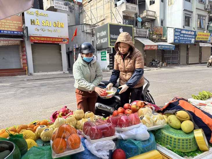 Vào ngày mùng 3 Tết, giá cam Hà Giang, cam canh tăng hơn so với những ngày cận Tết do chưa có nhiều nguồn hàng bán.