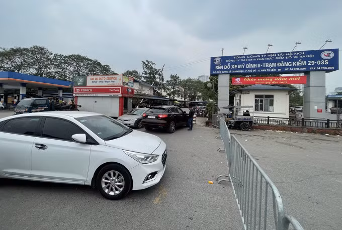 Cảnh sát phong toả trung tâm đăng kiểm 29-03S. Ảnh: Phạm Cường