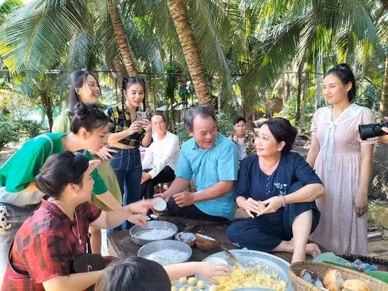 Nhiều phong tục truyền thống được tái hiện trong phim "Ăn Tết miệt vườn". Ảnh: FB đạo diễn Quách Khoa Nam