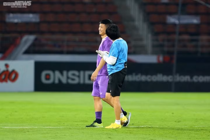 Bác sĩ Choi Ju-young theo sát Bùi Tiến Dũng trên sân tập.