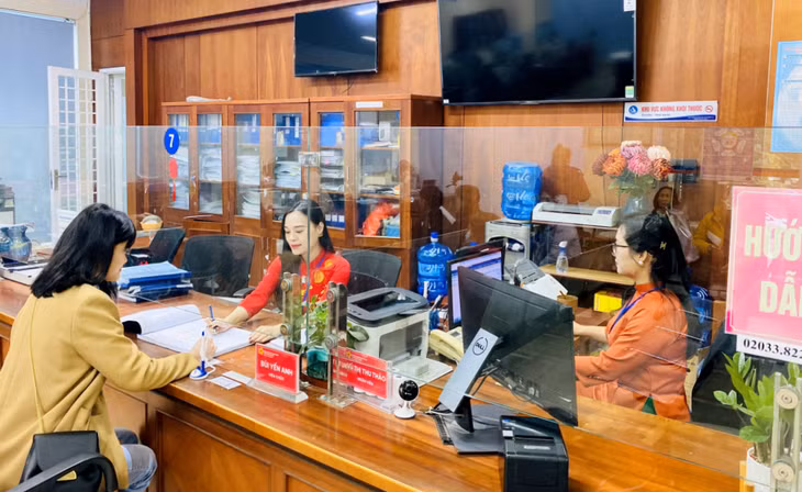 Cán bộ Trung tâm Hành chính công TP Hạ Long nghiêm túc thực hiện nhiệm vụ trong ngày làm việc đầu tiên sau kỳ nghỉ Tết Nguyên đán Quý Mão. Ảnh: Hoàng Nga