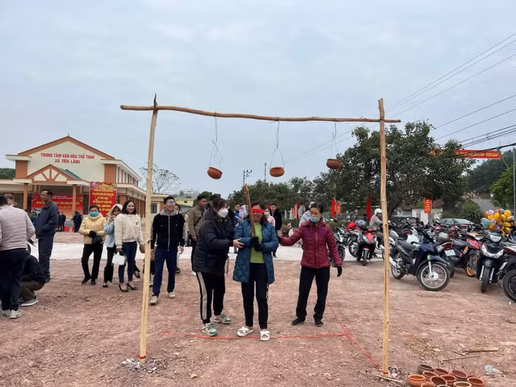 Xã Tiên Lãng sôi động với các trò chơi dân gian truyền thống đập niêu, kéo có, đẩy gậy.