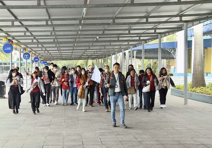 Đoàn khách chuẩn bị xuống tàu tham quan Vịnh Hạ Long.
