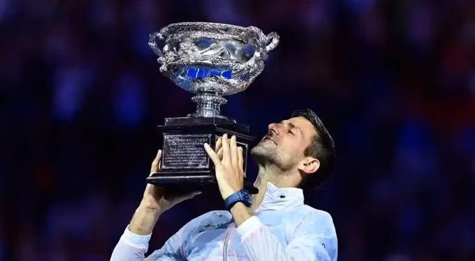 Djokovic nâng cao chiếc cup Norman Brooks cho nhà vô địch đơn nam Australia Mở rộng. Ảnh: AP.