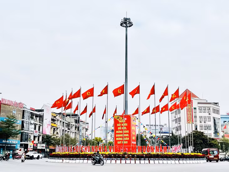Khu vực vòng xuyến Kênh Liêm rực rỡ cờ hoa chào mừng năm mới.