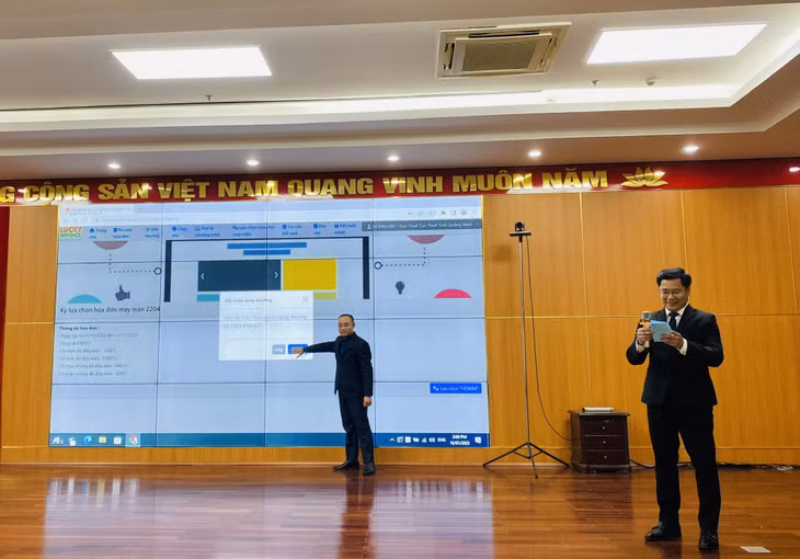 Ông Trịnh Xuân Đào, Giám đốc Công ty TNHH Dịch vụ Đại lý thuế A&amp;T đã thực hiện bấm nút lựa chọn hóa đơn may mắn quý IV/2022 trên phần mềm "Hóa đơn may mắn".