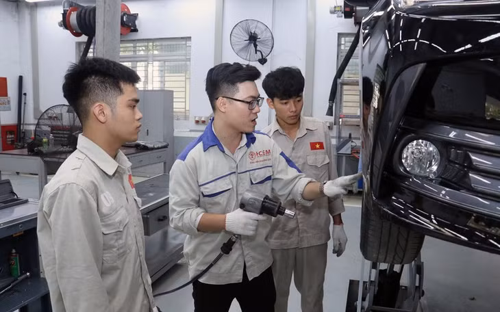 Trường cao đẳng Cơ điện Hà Nội kiểm tra tay nghề của người lao động trước khi sang làm việc tại Nhật Bản. (Ảnh MINH THẮNG)