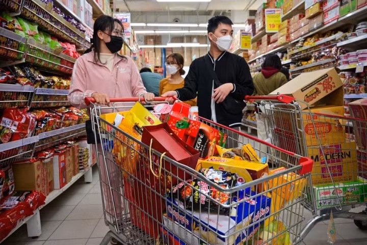 Các siêu thị ghi nhận sức mua đang dần tăng. Ảnh: Việt Linh.