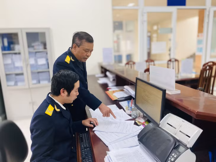 Lãnh đạo Chi cục Thuế Uông Bí - Quảng Yên cùng với cán bộ thuế phụ trách địa bàn TX Quảng Yên tiến hành rà soát hồ sơ khai thuế hàng tháng.