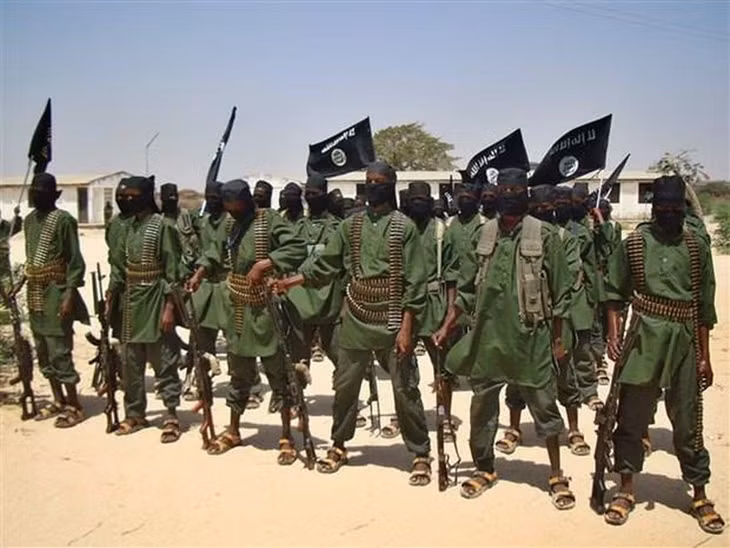 Các tay súng nhóm Hồi giáo Al-Shabaab tại một địa điểm ở ngoại ô Mogadishu, Somalia. Ảnh minh họa: AFP/TTXVN