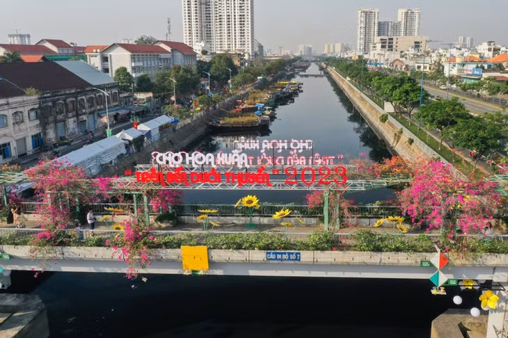 Cứ mỗi dịp Tết đến xuân về, người dân TP HCM lại ngóng đợi những chuyến ghe xuồng của thương lái miền Tây chở cây trái, hoa kiểng đủ loại cập bến Bình Đông, quận 8.