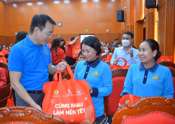 Ông Tô Xuân Thao, Chủ tịch LĐLĐ tỉnh Quảng Ninh trao tặng những suất quà Tết cho người lao động.