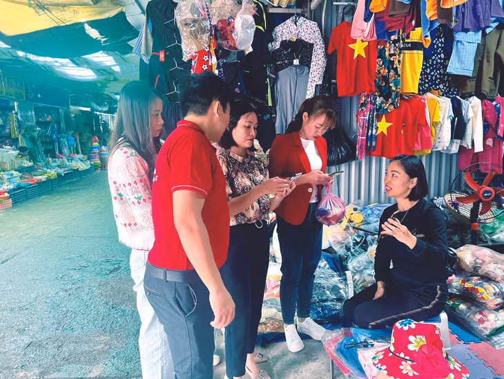 Người dân tham gia các trải nghiệm số.