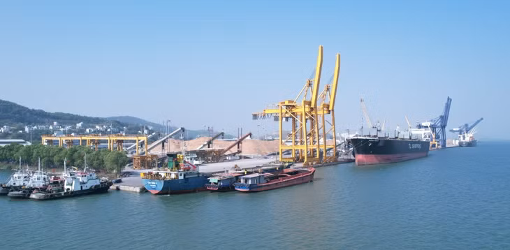 Các tàu hàng trọng tải lớn vào làm hàng tại Cảng Cái Lân trong ngày mùng 4 tết Quý Mão 2023.