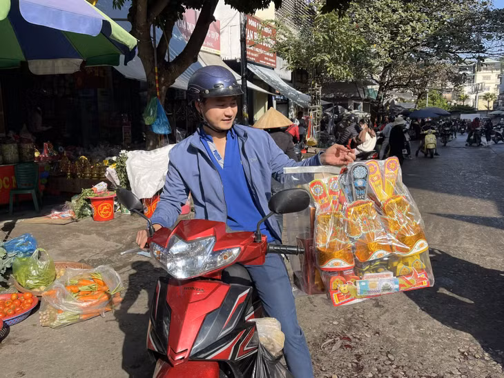 Người dân hối hả tiễn ông Công, ông Táo về trời ảnh 1