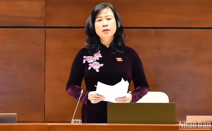 Bộ trưởng Y tế Đào Hồng Lan giải trình, làm rõ một số vấn đề đại biểu Quốc hội nêu chung quanh dự án Luật Khám bệnh, chữa bệnh (sửa đổi). (Ảnh: THỦY NGUYÊN)