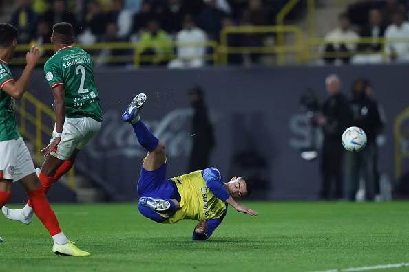 Sau khi thử vận may với những cú sút xa, đá phạt, Ronaldo thực hiện một pha tung người móc bóng trong hiệp hai nhưng cũng không thể mang về bàn thắng cho Al Nassr.