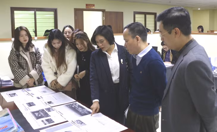 Giảng viên, sinh viên của Học viện Báo chí và Tuyên truyền tham quan cơ sở sản xuất của Trung tâm Truyền thông tỉnh.