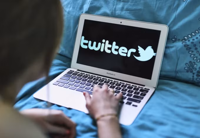 Logo Twitter được hiển thị trên một máy tính xách tay của Apple. Ảnh: Bloomberg