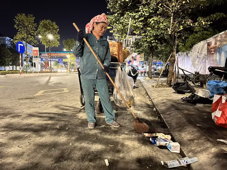 Chị Nguyễn Thị Nạo làm việc tại điểm tập kết rác trên đường Nguyễn Văn Cừ (phường Hồng Hải, TP Hạ Long) lúc 20h đêm 27 Tết.