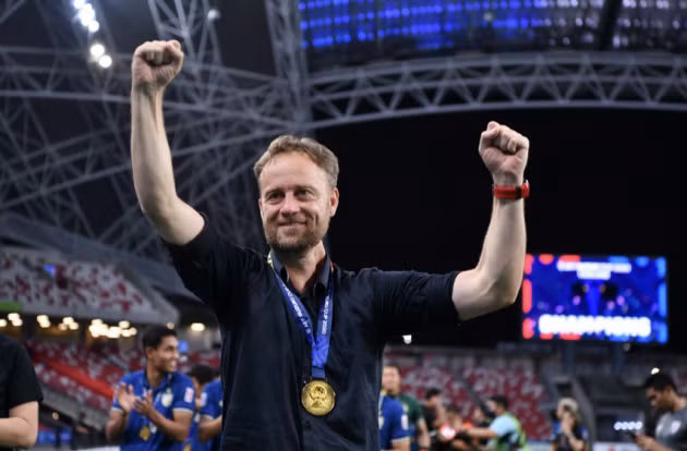 HLV "Mano" Polking làm nên bất ngờ lớn khi vô địch AFF Cup 2020 với tuyển Thái Lan.