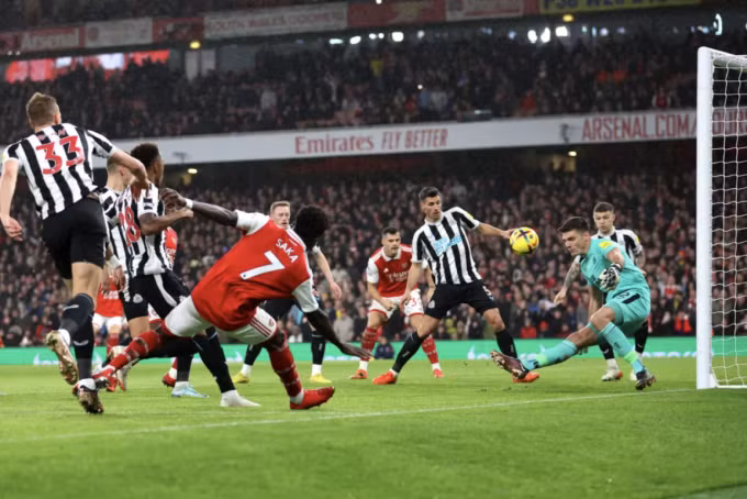 Thủ môn Nick Pope từ chối cú sút của Saka ngay đầu trận đấu tại Emirates ngày 3/1. Ảnh: Sunsport