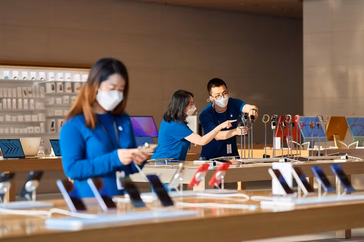 Khách hàng tham quan Apple Store Bắc Kinh (Trung Quốc). Ảnh: Apple.
