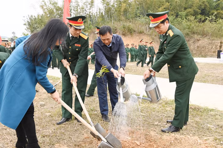 Đại tá Nguyễn Quang Hiến, Phó Bí thư Thường trực Đảng ủy, Chính ủy Bộ CHQS tỉnh cùng các đại biểu trồng cây.