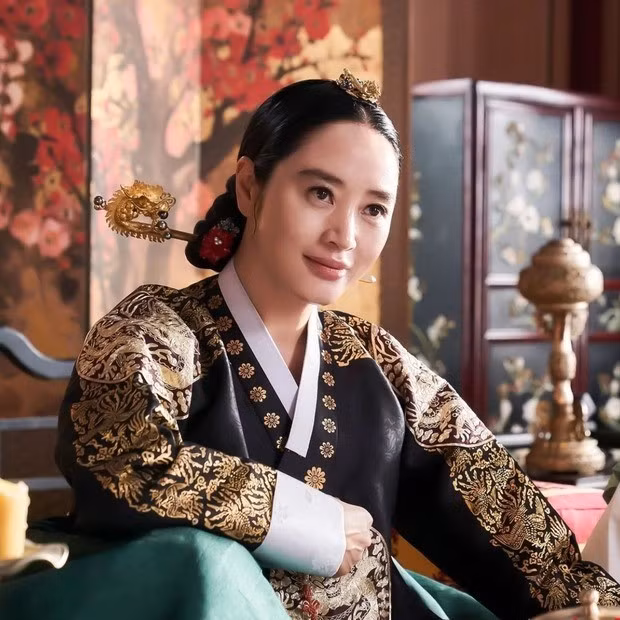 Kim Hye Soo ghi dấu ấn trong Dưới Bóng Trung Điện. Ảnh: KB.