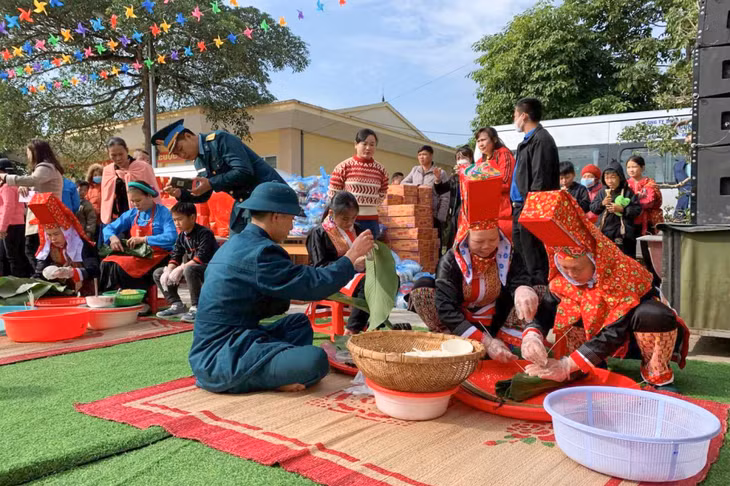 Người dân xã Quảng An (huyện Đầm Hà) tham gia thi gói bánh chưng tại Ngày hội "Tết ấm vùng cao" xuân Quý Mão 2023 do MTTQ và các đoàn thể huyện tổ chức. Ảnh: Quốc Nghị (Trung tâm TT&amp;VH Đầm Hà)