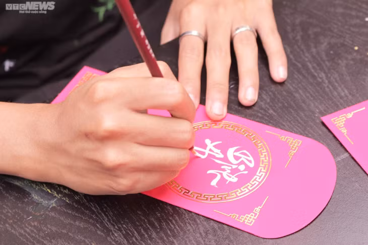TP.HCM: Phố Ông đồ rực rỡ sắc xuân, nhiều người đua nhau 'check-in' ảnh 4