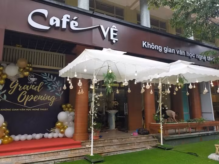 Cà phê Vệ - không gian VHNT tại Hội VHNT tỉnh, do nhạc sĩ Lê Đăng Vệ đầu tư với mục tiêu trở thành nơi giao lưu, hội tụ giới văn nghệ sĩ gần xa.
