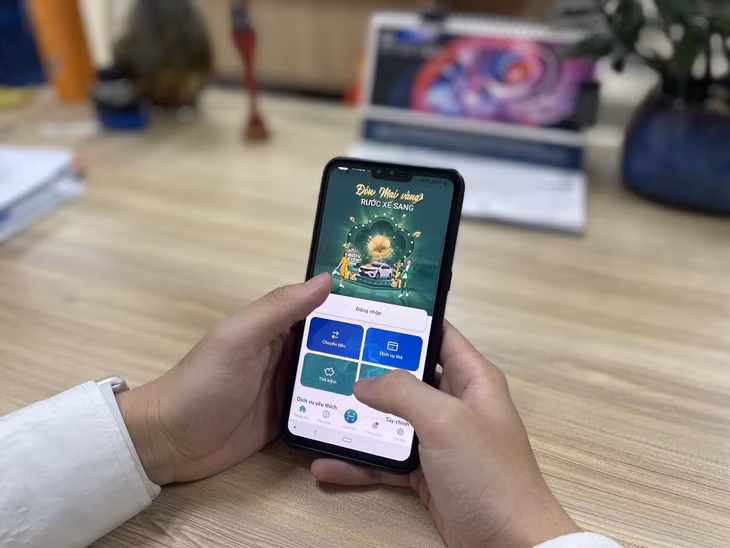 Người nhận chuyển khoản nhầm cần trả lại người chuyển. Ảnh: Đức Mạnh