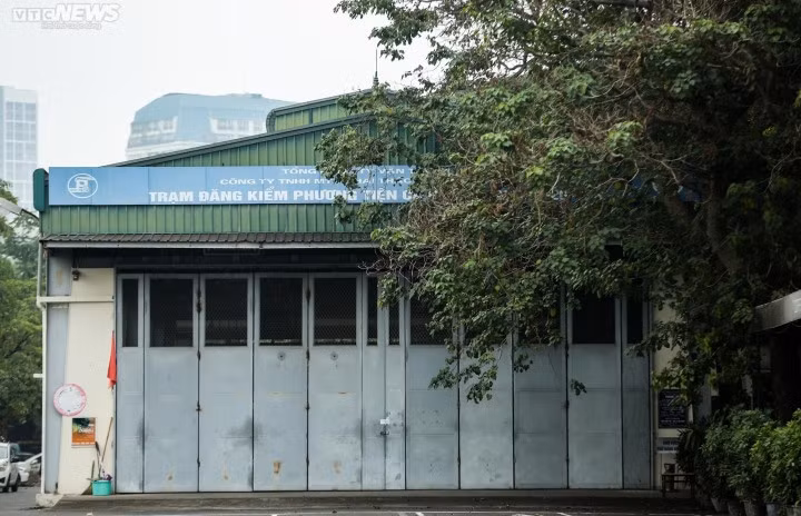Lực lượng chức năng dán tem niêm phong trước cửa Trung tâm đăng kiểm số 2903S (số 3 Lê Quang Đạo, Mỹ Đình, Hà Nội).