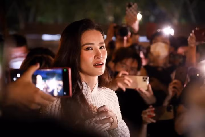 Đông Nhi khóc nức nở xin lỗi fan sau khi gây tranh cãi.