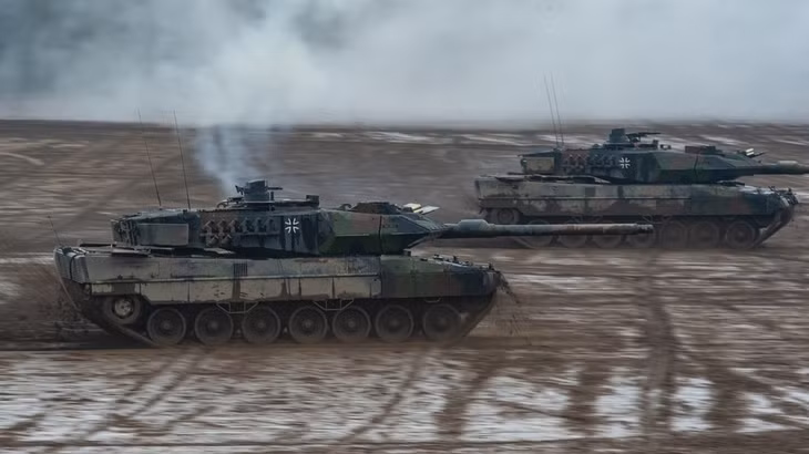 Hai xe tăng Leopard 2A6 của Lực lượng Vũ trang Đức. Ảnh: Philipp Schulze